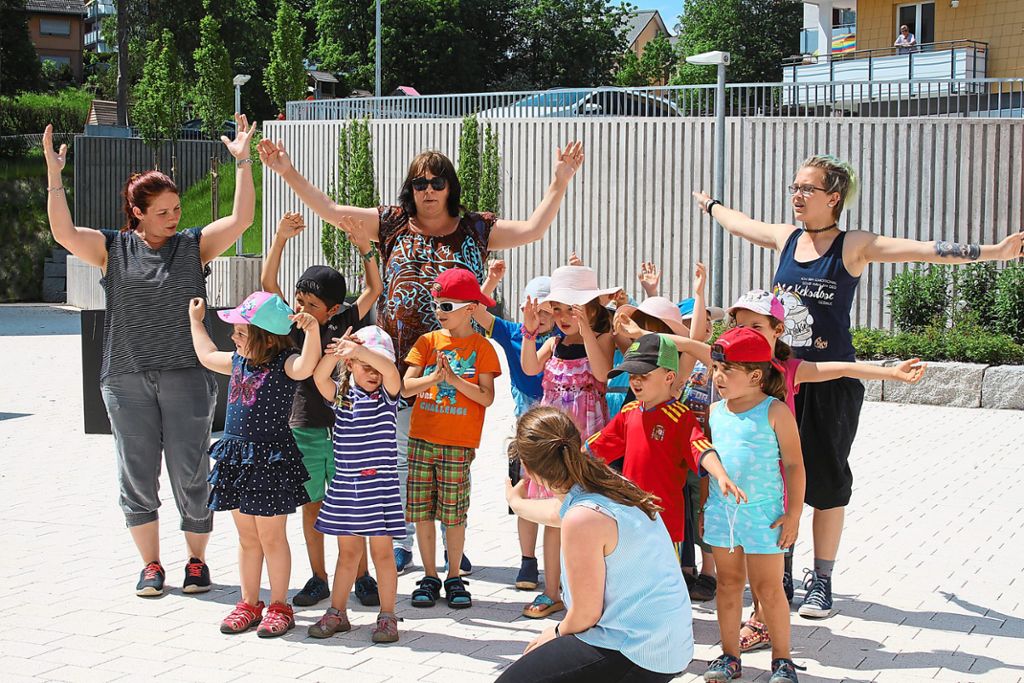 Besucher aus dem Kindergarten St. Benedikt singen etwas für die Bewohner der Lorenzhöhe.
