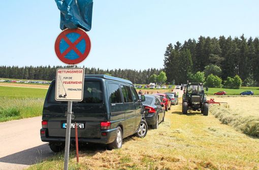 Besonders im Sommer, wie auf diesem Bild von 2018, wird am Kirnbergsee alles zugeparkt. Ein neues System mit Parkscannern soll Ordnung schaffen. Foto: Lutz Rademacher 