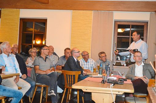 Eine Fülle von Informationen gab es bei der Veranstaltung zum Breitbandausbau in Fischbach von Gottfried Vetter.  Foto: Bantle Foto: Schwarzwälder Bote