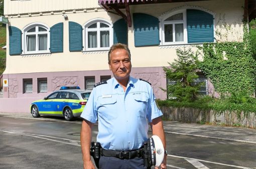 Der neue Polizeiposten-Leiter von Bad Wildbad, Rüdiger Schroth, steht vor seinem Arbeitsplatz, dem Polizeiposten in der Bätznerstraße. Foto: Stadler