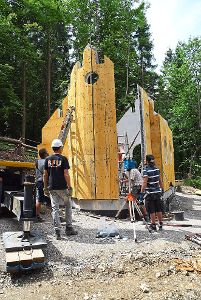 Kräftig gearbeitet haben die Helfer beim Montieren der Betonfertigteile für die neue Nikolauskapelle. Foto: Visel Foto: Schwarzwälder-Bote