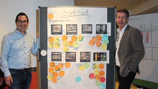 David Kerner (links) und Jochen Schwab nahmen zahlreiche Wünsche zur Sortimentsgestaltung und anderem entgegen Foto: Fahrland