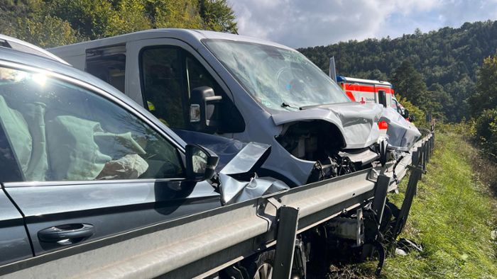 Zwischen Oberndorf und Boll: Schwerverletzter muss nach Unfall auf L 415 befreit werden
