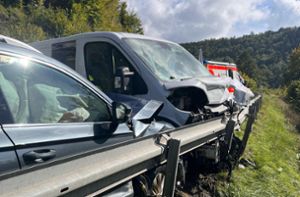 Zwischen Oberndorf und Boll: Schwerverletzter muss nach Unfall auf L 415 befreit werden