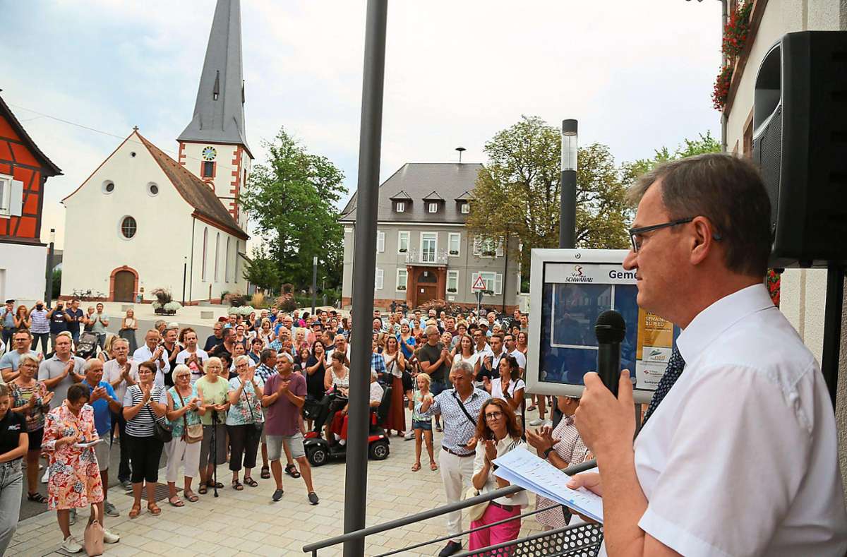 Bürgermeisterstellvertreter Patrick Fertig verkündete das Wahlergebnis am Sonntagabend vor dem Ottenheimer Rathaus vor mehr als 300 interessierten Bürgern.