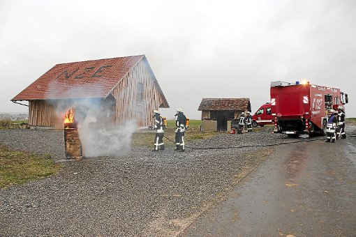Der Brand eines Gartenhäuschens wurde bei der kreisweiten Unwetter- und Kommunikationsübung simuliert, an der auch die Feuerwehr der Gesamtgemeinde Eutingen teilnahm. Foto: Feinler