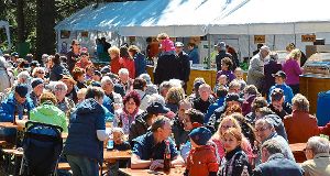 Das Himmelbergfest vom Öfinger Musik- und Trachtenverein lockte   viele Besucher an, die   den Tag mit kulinarischen Köstlichkeiten und mit viel Musik genießen konnten. Foto: Kaletta Foto: Schwarzwälder-Bote