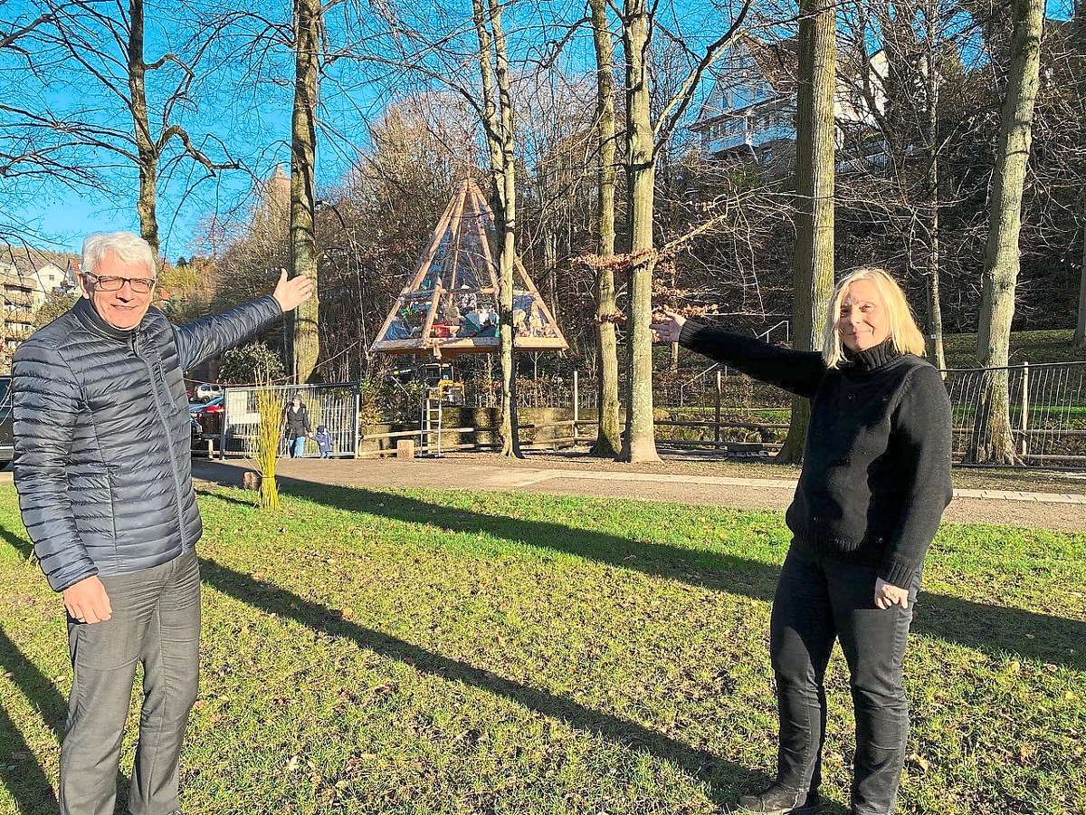 Begeistert vom schön gestalteten Baumhaus – Bürgermeister Klaus Hoffmann und Christa Sagawe im Kurpark.Foto: Zoller Foto: Schwarzwälder Bote