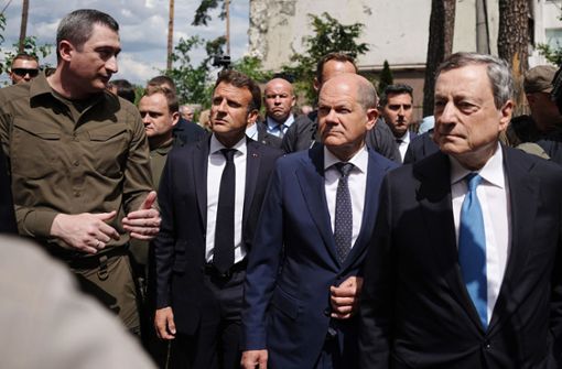 Emmanuel Macron, Olaf Scholz  und Mario Draghi unterwegs in Irpin im Großraum Kiew. Foto: dpa/Kay Nietfeld