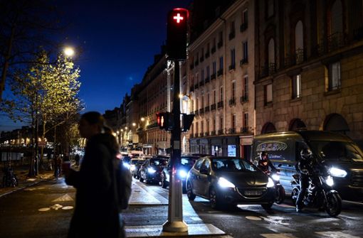 Eine nicht enden wollende Blechlawine quält sich fast  Tag und Nacht durch Paris. Das soll sich nach dem Willen der Bürgermeisterin Anne Hidalgo bald ändern. Foto: AFP/PHILIPPE LOPEZ