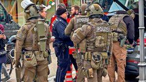 Schwer bewaffnet waren die SEK-Beamten beim Einsatz in der Friesenheimer Ortsmitte. Foto: Einsatz-Report 24