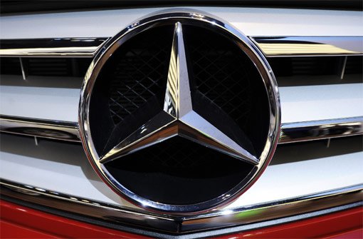 Ein Mercedes wurde auf dem Gelände eines Autohauses schwer beschädigt. Symbolbild. Foto: dpa