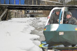Nur per Hubschrauber kommt man derzeit durchs  fast zugefrorene Schiltach-Bachbett, so scheint es.   Foto: Wegner
