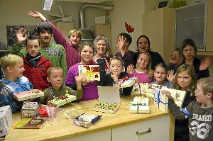 Kinder mit und ohne Handicap freuten sich über die gelungene Herstellung leckerer Weihnachtspralinen.  Foto: Bausch Foto: Schwarzwälder-Bote