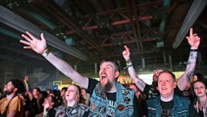 Das Publikum feiert seine Helden auf der Easter-Cross-Bühne in der Neckarhalle – und die Bands legen sich mächtig ins Zeug dafür. Foto: Bodo Schnekenburger