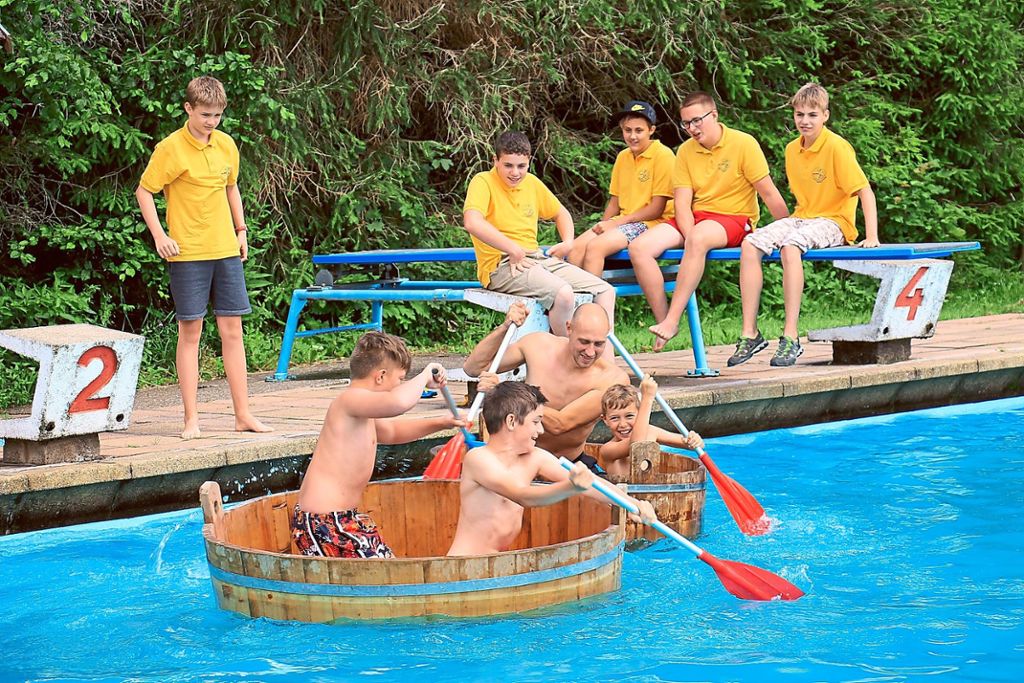 Im Sommer eine willkommene Möglichkeit für Spaß und Abkühlung – die Poolparty der Rettungsschwimmer. Fotos: Kommert