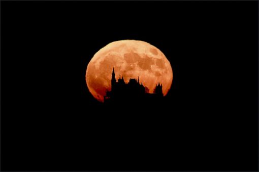 Das Motiv, auf das Bross lange hingearbeitet hat: Die Burg Hohenzollern komplett vor dem aufgehenden Mond. Foto: Bross