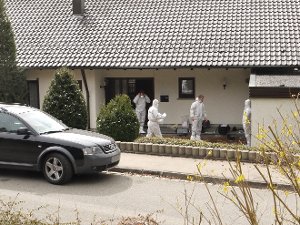 Unbekannte haben in der Beethovenstraße in Ebingen eine Ehepaar getötet. Noch in der Nacht auf Dienstag haben intensive Ermittlungen begonnen. Foto: Eyrich