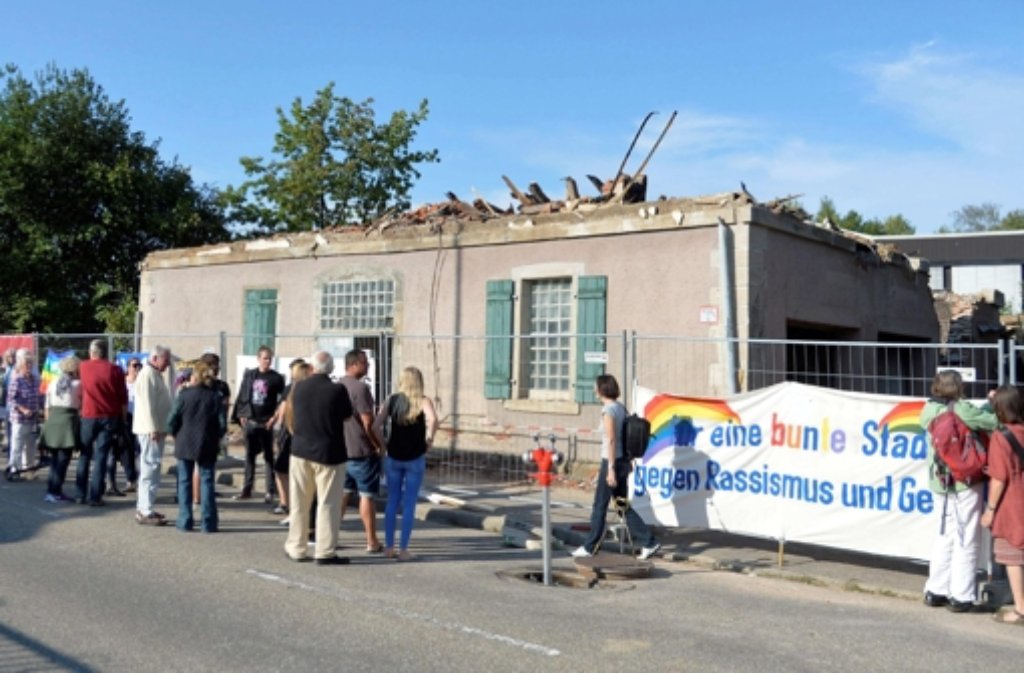 In Weissach im Tal haben rund 500 Menschen eine Mahnwache abgehalten. Am frühen Montagmorgen war dort eine Asylunterkunft abgebrannt.