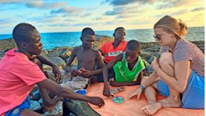 In ihrer Freizeit erkundet Leonie Scheible das Land. Das Bild zeigt sie gemeinsam mit Kindern, die zufällig vorbeikamen, beim UNO spielen  am Strand. Foto: Scheible