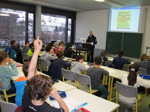 Polizeihauptkommissar Michael Rapp mit Schülern des Gymnasiums Ebingen Foto: Uhl Foto: Schwarzwälder-Bote