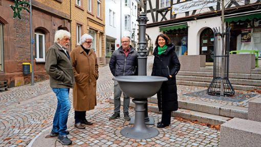 Reinhard Fichter (von links), Peter Volkmer, Konrad Ginter und Dorothee Eisenlohr freuen sich den  neuen Goldgrubenbrunnen eröffnen zu können. Foto: Hezel