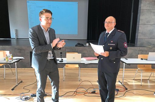 Bürgermeister Davide Licht (links) überreicht Manuel Kehrer die Ernennungsurkunde zum Stadtkommandanten der Feuerwehr. Foto: Rapthel-Kieser
