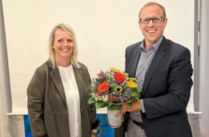 Conny Schoch wird die neue Kindertagesstätte in Empfingen leiten. Nach ihrer Wahl zur Leiterin erhält sie einen Blumenstrauß von Bürgermeister Ferdinand Truffner. Foto: Gemeinde