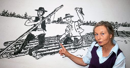 Monika Laufenberg erläutert an Hand der Malerei von Rolf Schorp († 2013) im Dorfmuseum die Flößerei auf dem Neckar, speziell an der Anlegestelle in Börstingen. Foto: Bieger Foto: Schwarzwälder-Bote