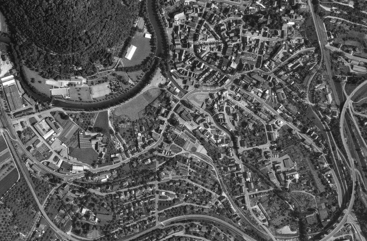 Blick auf Nagold 1968; mehr als 40 Jahre später wird am Riedbrunnen (unten rechts) ein Wohngebiet entstehen.