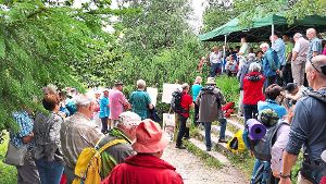 Zahlreiche Menschen zog es an Eutings 178. Geburtstag ans Euting-Grab.  Foto: Winter Foto: Schwarzwälder-Bote