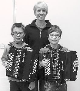 Rebekka Zwick mit zwei ihrer Schülern Foto: Musikschule Foto: Schwarzwälder-Bote