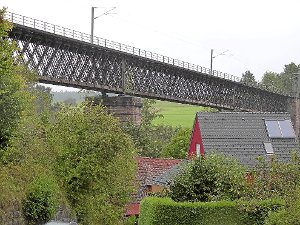 Eine klassische Stahl-Fachwerkkonstruktion ist das Ettenbachviadukt bei Wittlensweiler.  Foto: Breitenreuter