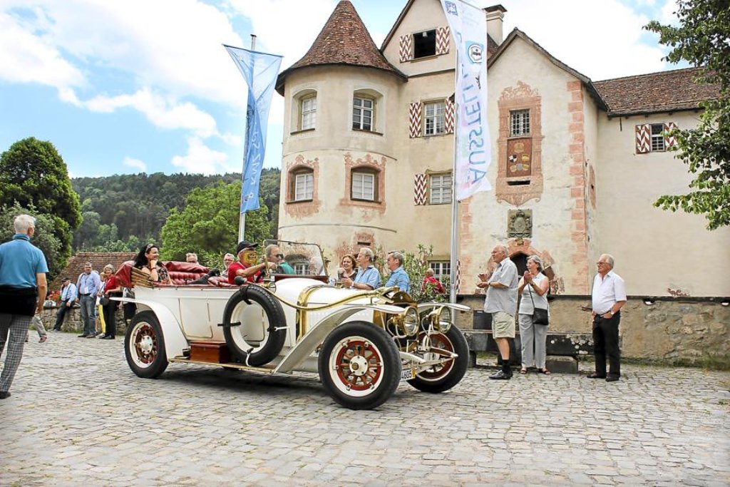 Auf dem Schlosshof ein können die geparkten Oldtimer bewundert werden. Foto: Steinmetz