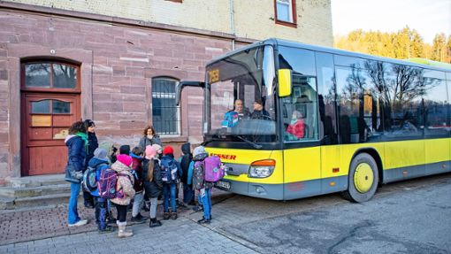 Die Kinder scheinen ganz klein vor dem großen Bus. Deswegen ist es so wichtig, sich korrekt zu verhalten. Foto: Geisel
