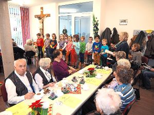 Die Vorschulkindergartenkinder von Bösingen erfreuen die Senioren des Weihnachtskaffees im Haus Josefine mit ihren Auftritten und Vorführungen. Foto: Hölsch Foto: Schwarzwälder-Bote