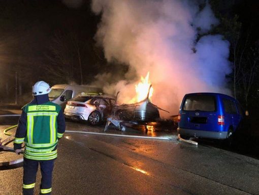 In Epfendorf brannten am frühen Dienstagmorgen mehrere Autos und ein Wohnwagen. Foto: Feuerwehr