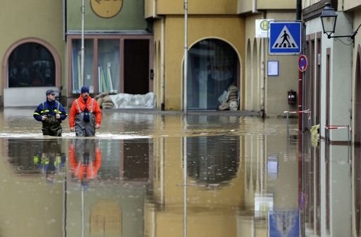 In der Innenstadt von Wertheim steht weiterhin knietief das Wasser - aber das Schlimmste ist offenbar überstanden. Foto: dpa