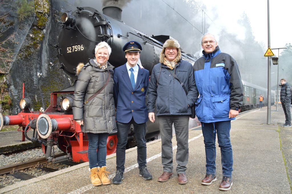 Sie freuen sich über die Kooperation und wollen sie intensivieren (von links): Karin Gaiser von der TouristXX in Erstfeld, Tobias Grabscheit von den Eisenbahnfreunden Zollernbahn, Bill Gaiser sowie Nikolaus Arnold.