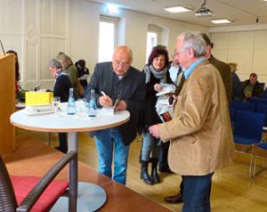 Hans-Christian Öser beim Autogrammschreiben.  Foto: Stöß Foto: Schwarzwälder-Bote
