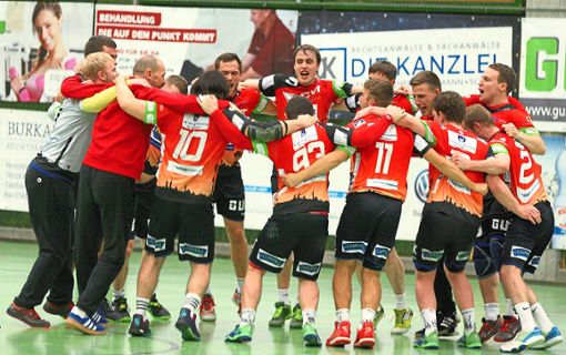 Die Erleichterung und Freude bei den Handballern der HSG Rottweil war groß nach dem 28:25-Heimsieg gegen Schlusslicht TV Neuhausen/Erms II. Foto: Peiker Foto: Schwarzwälder Bote
