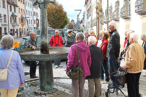 Am Wasserlauf der   Villinger Innenstadt entlang ging es beim Spaziergang mit Henry Greif zu den  Brunnen. Foto: Bündnis Foto: Schwarzwälder-Bote