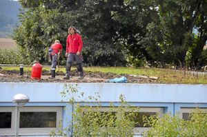 Das Dach der Empfinger Grundschule wurde erstmal geflickt. Ob weitere Reparaturen anstehen, ist noch unklar. Foto: Baiker