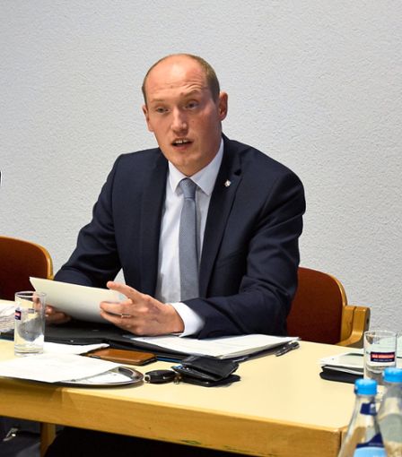 Bürgermeister Jonathan Berggötz übergibt die Haushaltsplanung 2021.Foto: Kaletta Foto: Schwarzwälder Bote