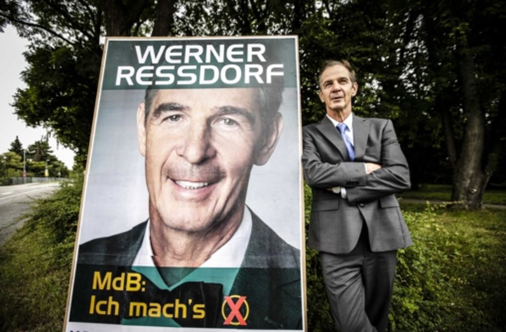 Er hat gut lachen: Werner Ressdorf mit seinem ersten Großplakat. Foto: Leif Piechowski