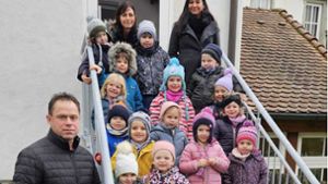Ortsvorsteher Gerd Klingler freut sich gemeinsam mit den Erzieherinnen und den Kindergartenkindern über die gelungene Fluchttreppe am Kindergarten. Foto: Klingler