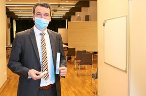 Bürgermeister Thomas Geppert mit einem der Test-Kits, die ab Mittwochabend in der Wolfacher Schloßhalle zum Einsatz kommen. Foto: Beule