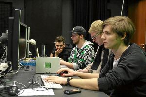 Studierende der Furtwanger Hochschule bearbeiten im MediaSynthesisLab ein komplexes Surround-Sound-Projekt. Foto: Heimpel