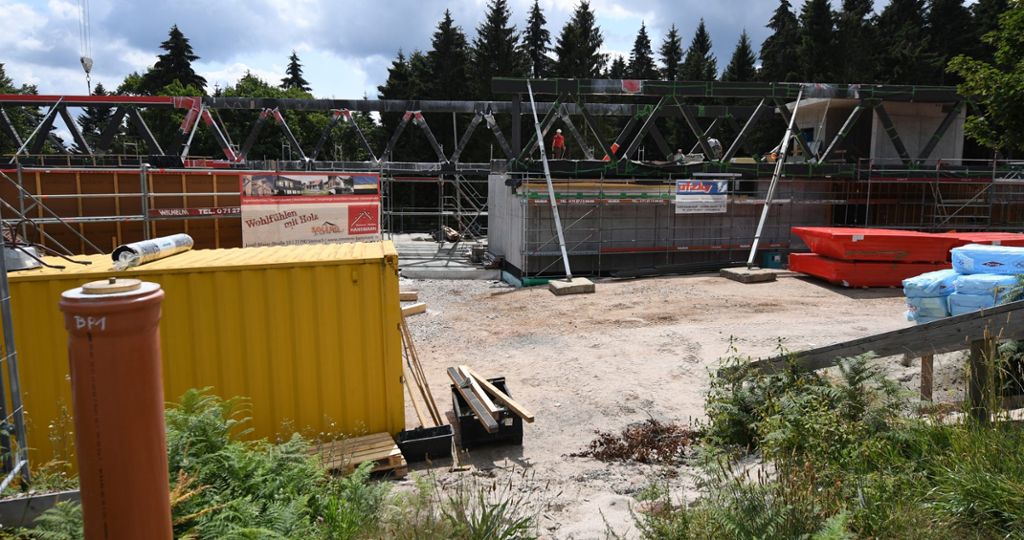 Handwerker arbeiten auf der Baustelle des Besucherzentrums im Nationalpark Schwarzwald. Das neue Besucher- und Informationszentrum wird aus Holz gebaut und soll 2019 eröffnet werden. Rund 100.000 Besucher pro Jahr werden erwartet.