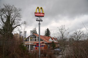 Diese McDonalds-Filiale wurde überfallen.  Foto: Lothar Schwark